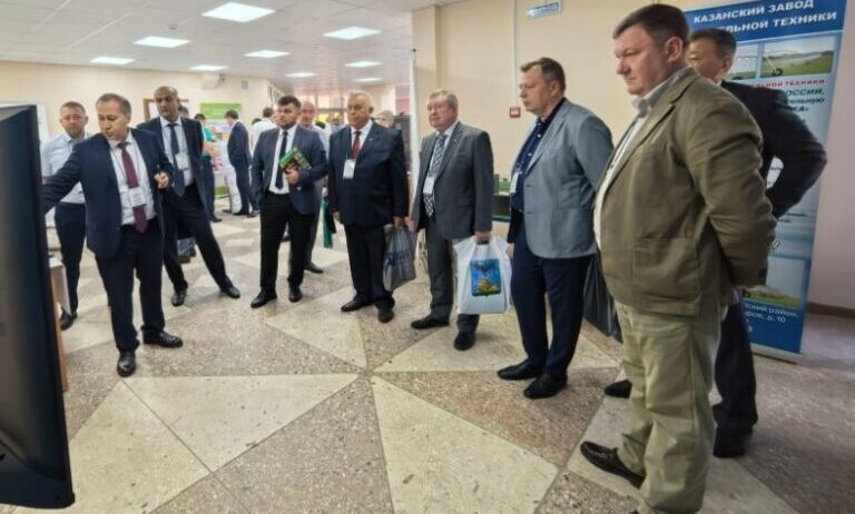 С 1 по 4 июля 2025 года в Волгограде в рамках Агропромышленной выставки «Всероссийский День поля-2025» прошел Международный научно-практический форум по мелиорации земель «Водосбережение в АПК». По приглашению Всероссийского научно-исследовательского института орошаемого земледелия (ВНИИОЗ) ФГБНУ «ФНЦ ВНИИГиМ им. А. Н. Костякова» в мероприятии принял участие главный научный сотрудник ФГБНУ «Воронежский ФАНЦ им. В.В. Докучаева» академик РАН, доктор сельскохозяйственных наук Турусов Виктор Иванович с докладом на тему «Гидрологические ресурсы Воронежской области».