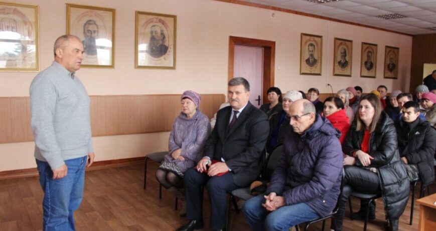 В масштабах нашего муниципалитета в юридических организациях по инициативе районной администрации и райкомов отраслевых профсоюзов проводятся мероприятия, посвящённые встречам с участниками СВО, организации сбора гуманитарной помощи.